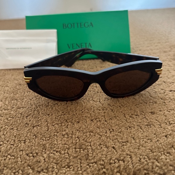 BOTTEGA VENETA Cat-eye sunglasses - Picture 1 of 6